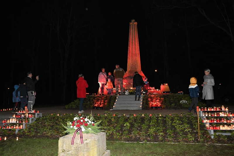 Ievērojot drošības noteikumus, simtiem iecavnieku 11. novembra vakarā pulcējās pie Iecavas Brīvības pieminekļa, lai godinātu visus Latvijas brīvības cīņās kritušos varoņus. Apmeklētāju atnestās sveces un prožektoru gaismas izkrāsoja pieminekļa apkārtni sarkanos toņos.
Autors: Ivars Bogdanovs