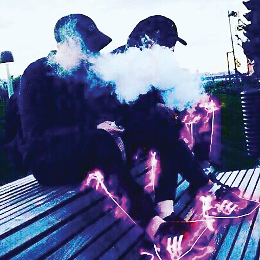 E-cigarešu smēķēšana pusaudžu vidū kļūst aizvien populārāka, jo aromāts ir patīkams un pēc tam apģērbam un ķermenim nav parastajām cigaretēm raksturīgās smakas. Vecāki bieži vien par sava bērna atkarību pat nenojauš.
Autors: no  «Saltswitch.eu».