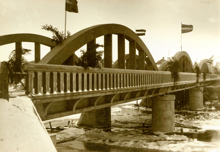 Mēmeles tilts Bauskā 18. novembrī karogiem rotāts. 1930. gadu fotogrāfija.
Autors: no Bauskas muzeja krājuma.