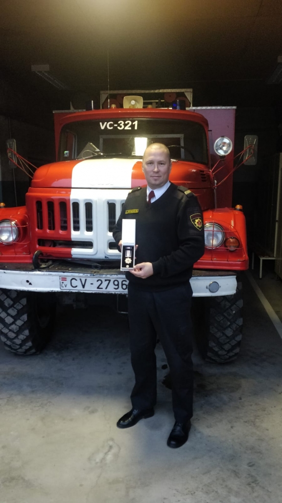 Ar VUGD II pakāpes apbalvojuma zīmi «Par priekšzīmīgu dienestu» apbalvots Bauskas daļas Vecumnieku posteņa vada komandiera vietnieks Ivars Sproģis.
Autors: Publicitātes foto.