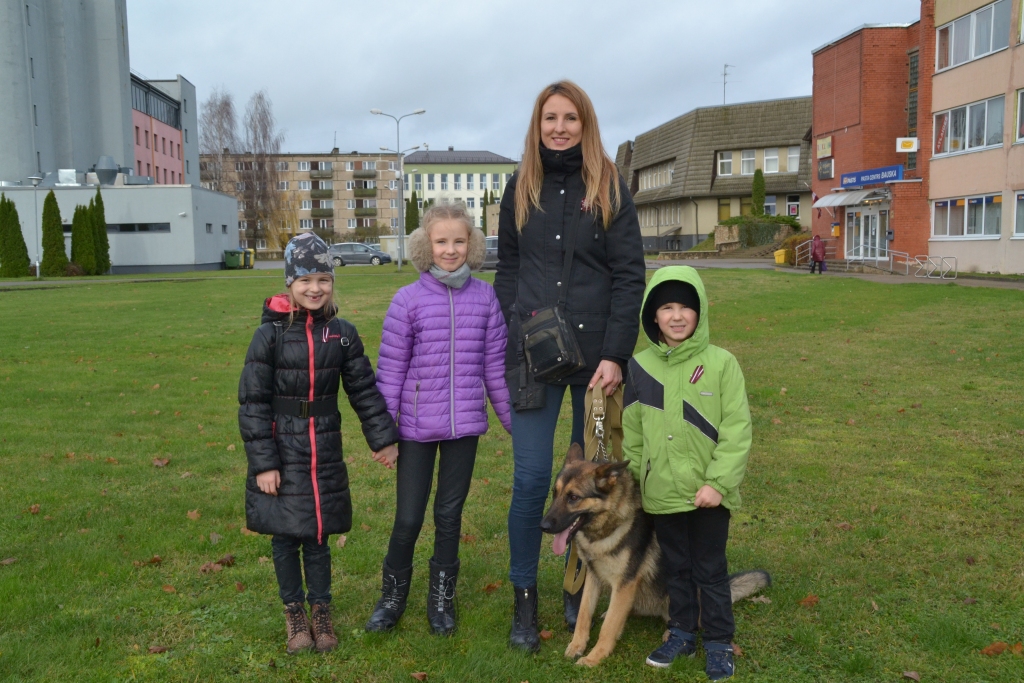 Ikdienā kopā ar ģimeni dodamies pastaigās, bet šajā reizē var gūt ko jaunu un iepriekš nebijušu,» stāsta Kiseļevu ģimenes mamma Ilze. Viņa pastaigā devās ar bērniem Ivetu, Lauru, Oliveru un suni Bellu.
Autors: Kaspars Kalējs