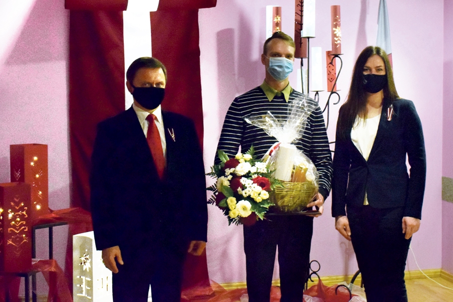 Mārtiņš Šteinalts (vidū) kopā ar domes priekšsēdētāju Gunti Kalniņu un sabiedrisko attiecību speciālisti Giju Spulu.
Autors: Žanna Zālīte