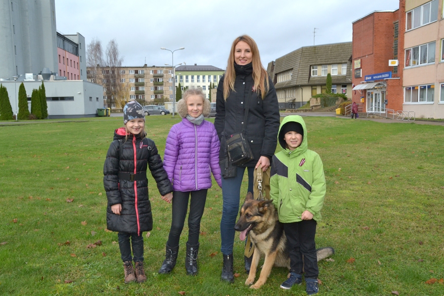 Kiseļevu ģimene valsts svētku pastaigā devās kopā ar suni.
Autors: Kaspars Kalējs