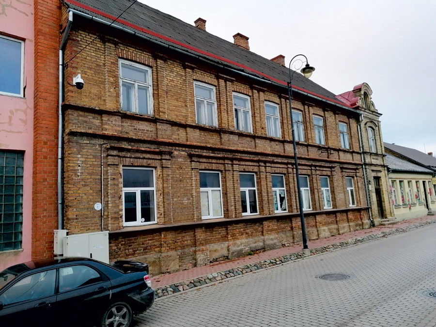 Valsts īpašumā ir skaista ēka Rīgas ielā Bauskā, kas stāv tukša un pamesta. Varbūt valsts varētu to sakārtot un aprīkot savu institūciju vajadzībām? Tādējādi tiktu izrādīta labā griba atjaunot namus un uzturēt dzīvību Bauskas vecpilsētā. Šo jautājumu «Bauskas Dzīve» nosūtīja VNĪ un Tieslietu ministrijai.
Autors: Dainis Bruģis