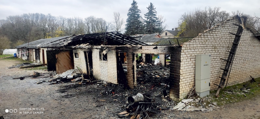 Mežotnes garāžu kompleksā pēc ugunsgrēka. Īpašnieki lēš, ka garāžas nebūšot atjaunojamas.
Autors: Aculiecinieka foto.