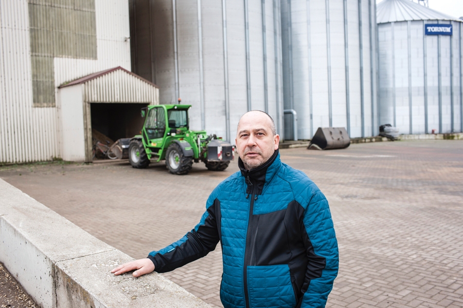 Juris Lazdiņš, Zemnieku saeimas valdes priekšsēdētājs, pie graudu pirmapstrādes kompleksa. To pirms astoņiem gadiem uzbūvēja par 1,2 miljoniem eiro, kas iegūti no ES atbalsta naudas investīcijām lauksaimniecībā.
Autors: Ieva Salmane