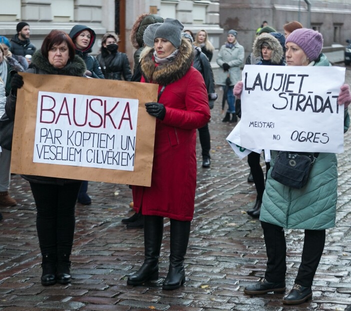 Baušķeniece Līga Ružello (no kreisās) piketā Bausku pārstāvēja kopā ar Sandru Sviķi.
Autors: No albuma.