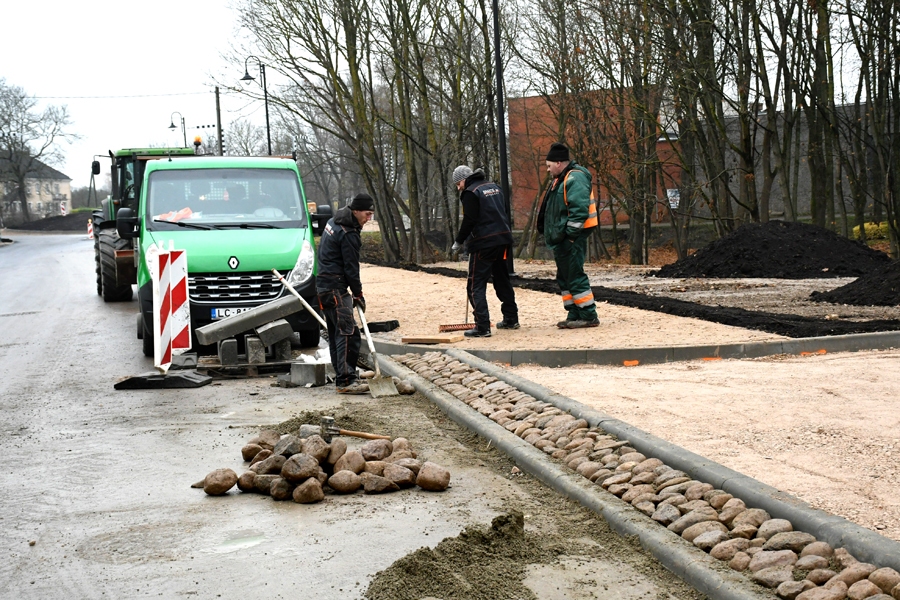 Braucēju ērtībām iela kļūs izbraucama abos virzienos, tajā izbūvēs vairākas autostāvvietas un vēsturisko ielu apgaismojumu visā ielas garumā, respektējot Bauskas vecpilsētas tuvumu.
Autors: Ivars Bogdanovs