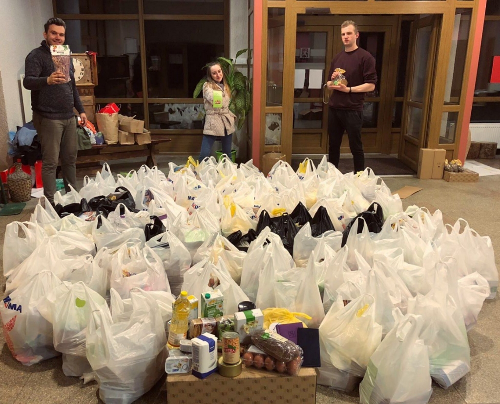 Ziedotajās paciņās ir iekļauts pilnvērtīgs uzturs - rīsi, makaroni, olas, maize, auzu pārslas un citi produkti, bet no nepārtikas produktiem - veļas pulveris, veļas mīkstinātājs, zobu pastas, dezodoranti, dušas želejas un citas vajadzīgas lietas.
Autors: No albuma.