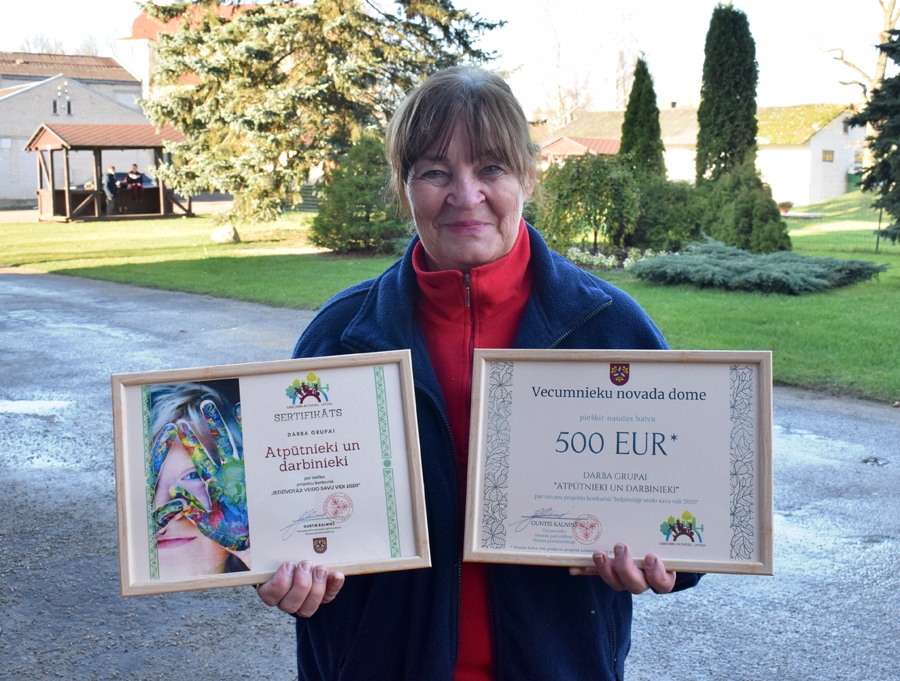 Laima Indriķe, darba grupas «Atpūtnieki un darbinieki» vadītāja: «Rakstot projektu, šķita, ka mūsu iecere un apņemšanās to īstenot varētu pārspēt citu dalībnieku idejas, taču, redzot piedāvājuma daudzveidību sabiedrībai nozīmīgu vietu labiekārtošanā un izveidē, pārliecība par to, ka būsim labākie, pagaisa.» FOTO – ŽANNA ZĀLĪTE
Autors: Žanna Zālīte