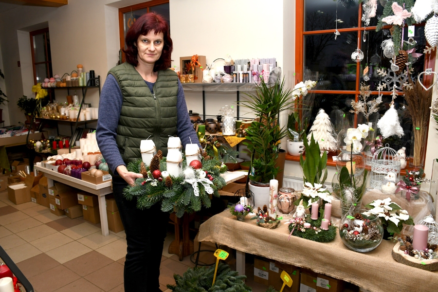 Uzņēmuma SIA «Ints&Co» firmas veikalā «Rozīte» smaržo pēc skujām un svētkiem. Attēlā – SIA darbiniece Ilze Upeniece.
Autors: Ivars Bogdanovs