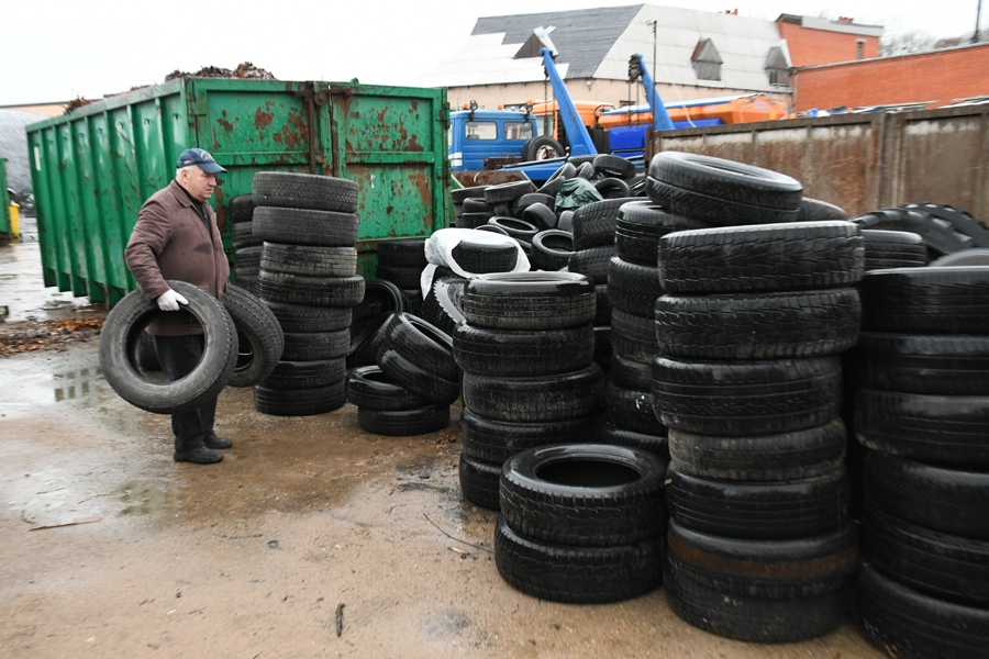 Nolietotās  riepas nodot atvedis Māris Bauris.
Autors: Ivars Bogdanovs