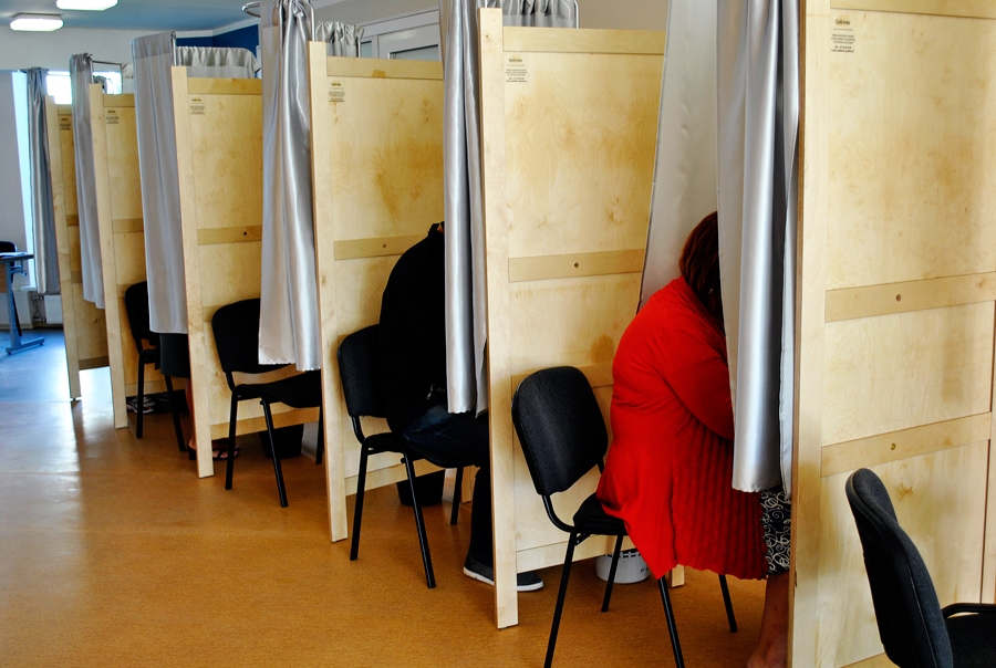 Latvijā sestdien, 2021. gada 5. jūnijā, norisināsies kārtējās pašvaldību vēlēšanas. Atšķirībā no iepriekšējām, šajās vēlēšanās būs ievērojami mazāks vietvaru un ievēlamo deputātu skaits. Administratīvi teritoriālā reforma paredz, ka Latvijā būs 42 pašvaldības līdzšinējo 119 vietā, savukārt domēs ievēlējamo deputātu skaits samazināsies gandrīz par pusi.
Autors: no «Bauskas Dzīves» arhīva.