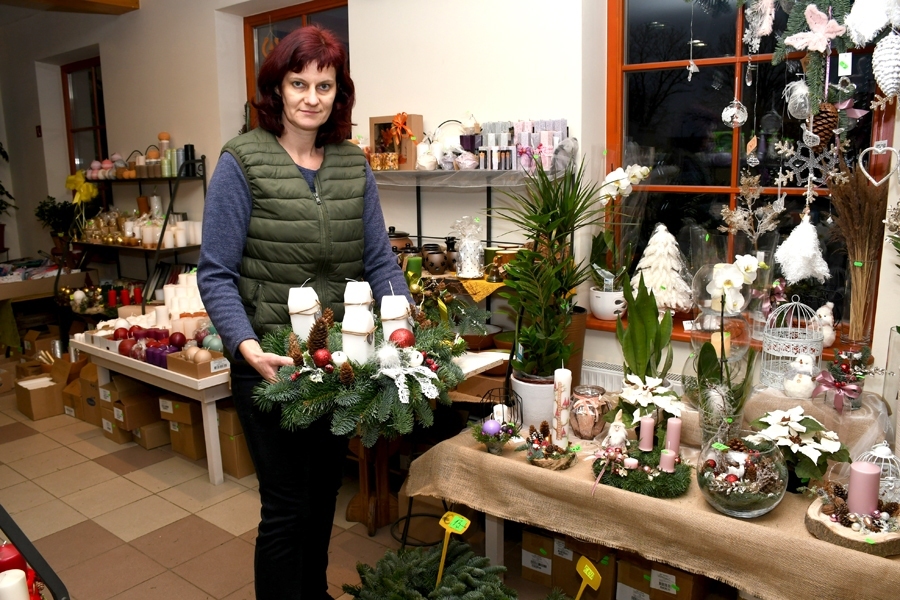 Uzņēmuma SIA «Ints&Co» firmas veikalā «Rozīte» smaržo pēc skujām un svētkiem. Pārdevēja Ilze Upeniece demonstrē svētku dekorus.
Autors: Ivars Bogdanovs