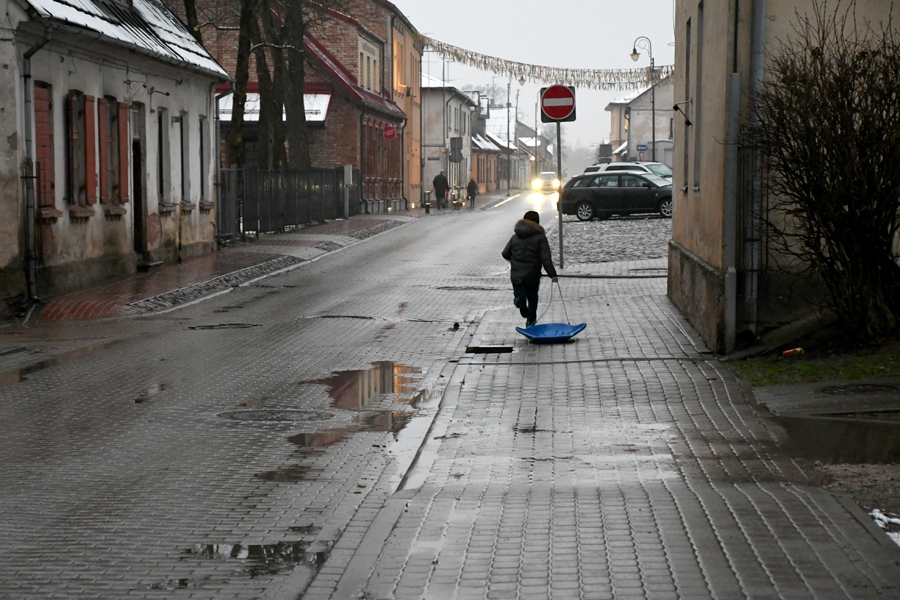 Tikko vēl sniedziņš klāja kalniņu un zālienus, nu tas pārvērties peļķēs vai palicis vairs tikai uz namu jumtiem...
Autors: Ivars Bogdanovs