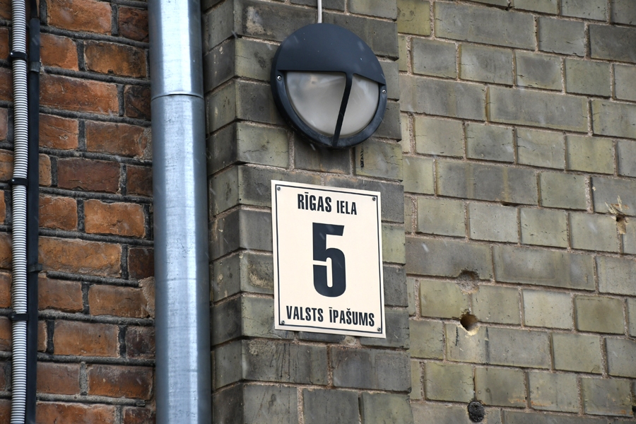 Īpašumam Rīgas ielā 5 vajadzētu nomainīt maldinošo plāksnīti, kas vēsta, ka nams ir valsts īpašums, lai gan tā nav tiesa.
Autors: Ivars Bogdanovs