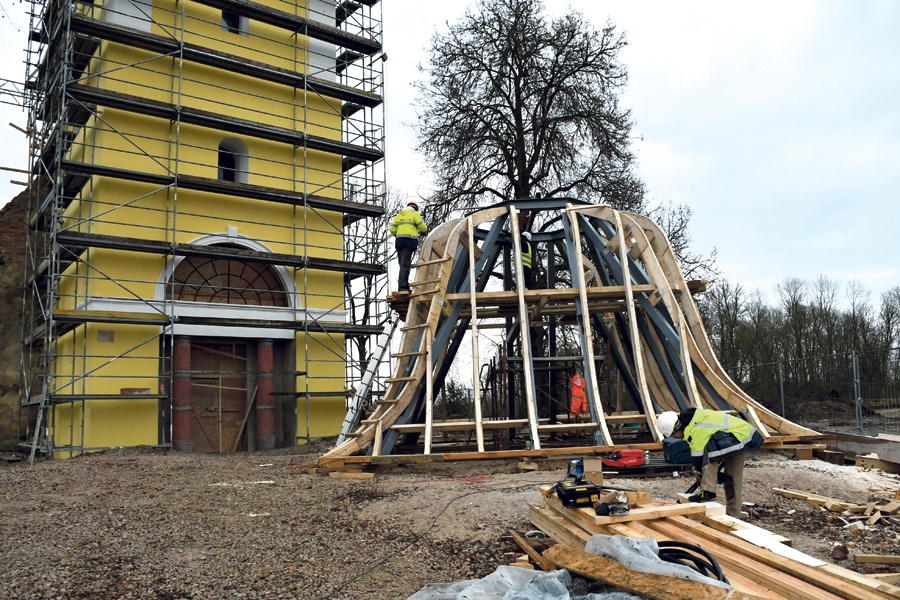 Mežotnes baznīcas torņa zvanveida kupola montāžas darbi pagaidām notiek uz zemes.
Autors: Ivars Bogdanovs