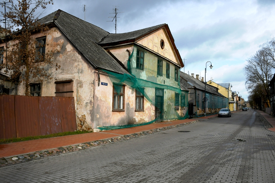Eksperti pamatoti bažījas par vēsturisko ēku sabrukšanu, kā arī kritizē ielu pārbūves projektus vecpilsētas teritorijā.
