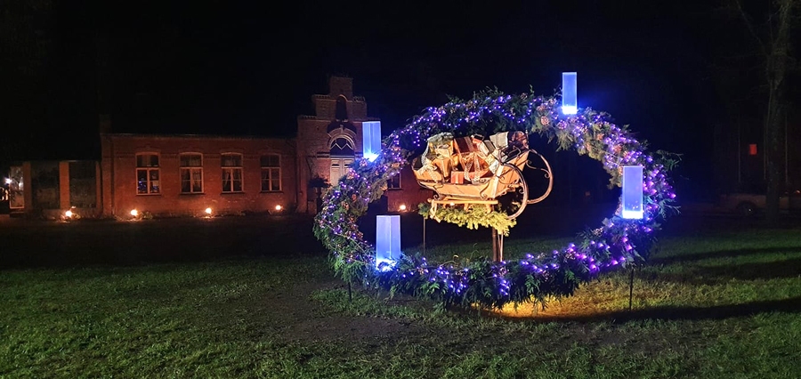 Pagājušajā nedēļā pārvaldnieka ēkas zālienā tika novietots adventes vainags.
Autors: no Kurmenes katoļu draudzes «Facebook» albuma.