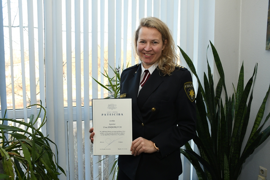 Una Jermakova ar Iekšlietu ministrijas pateicību par labu darbu.
Autors: Ivars Bogdanovs