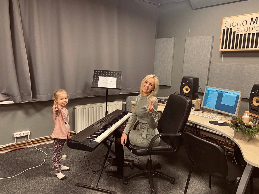 Ieva Karpoviča strādā ar bērniem individuāli.
Autors: no vokālās studijas «Pigoriņi» albuma.