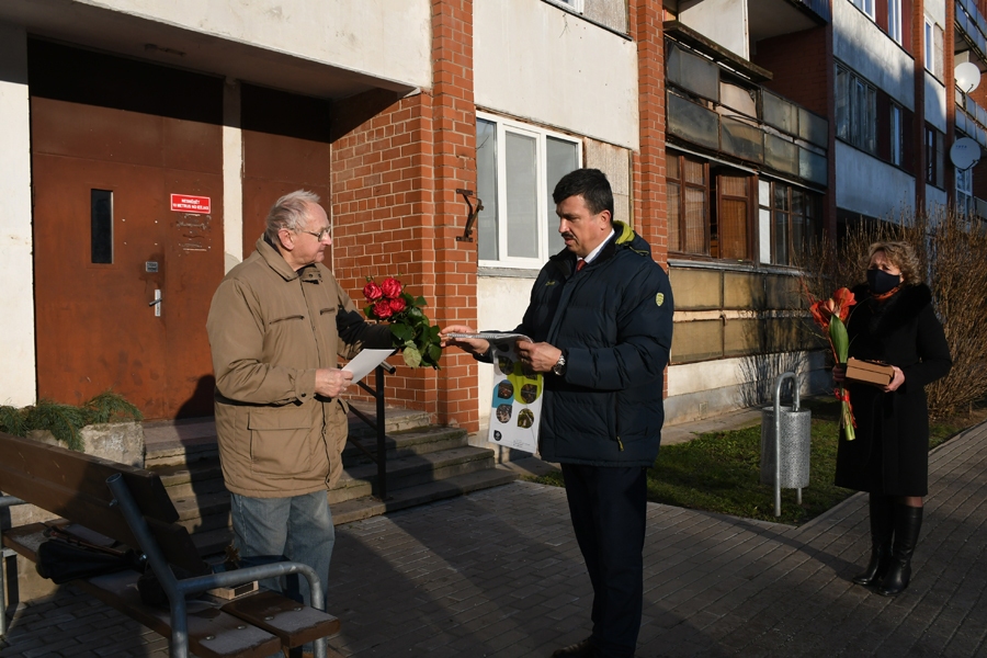 Andi Jauntēvu (no kreisās) ar apbalvojumu sveica Bauskas Valsts ģimnāzijas direktore Linuta Ģerģe un Bauskas novada domes priekšsēdētājs Arnolds Jātnieks.
Autors: Ivars Bogdanovs