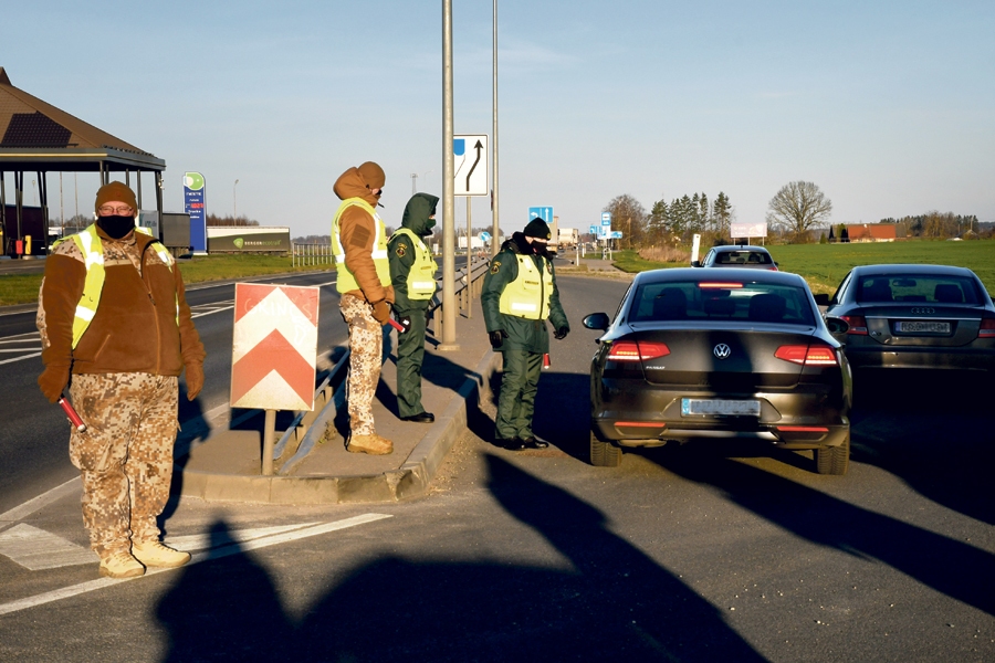 Bauskas 53. kājnieku bataljona zemessargu apstādinātos automobiļus kontrolē Valsts robežsardzes darbinieki.
Autors: Ivars Bogdanovs