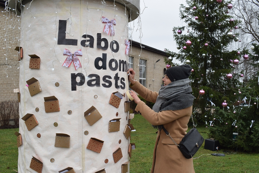 Inga Rakusova, tautas nama mākslinieciskās daļas vadītāja, novērš vēja radītos postījumus.
Autors: Žanna Zālīte