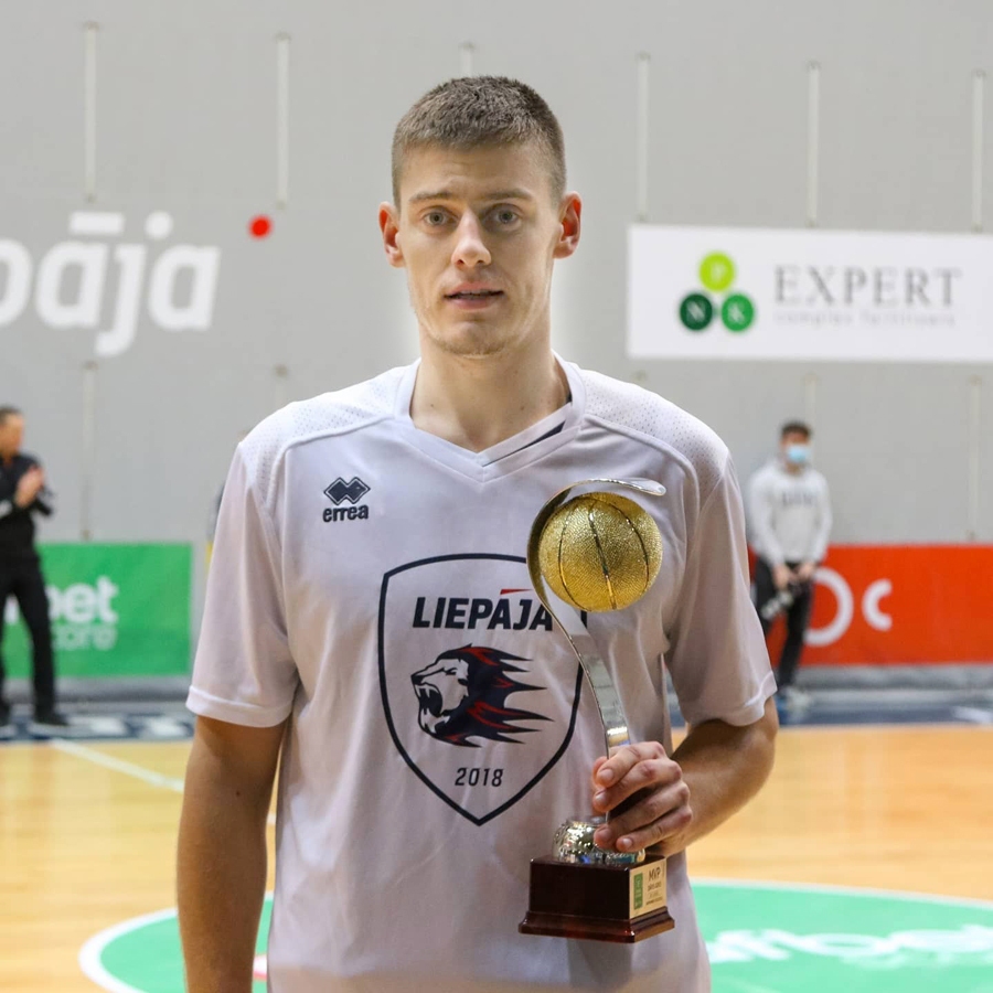 Dāvis Geks ar mēneša labākā spēlētāja balvu.
Autors: no BK «Liepāja» albuma.