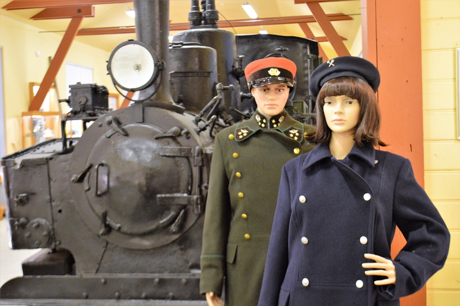 20. gadsimta 50. gadu dzelzceļa pavadone ir ģērbta autentiskā zilā vilnas formastērpā.
Autors: Publicitātes foto