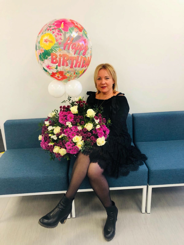 Dina Skurba jubilejas dienā ar kolēģu dāvāto ziedu pušķi.
Foto
Autors: no  D. Skurbas personiskā arhīva.
