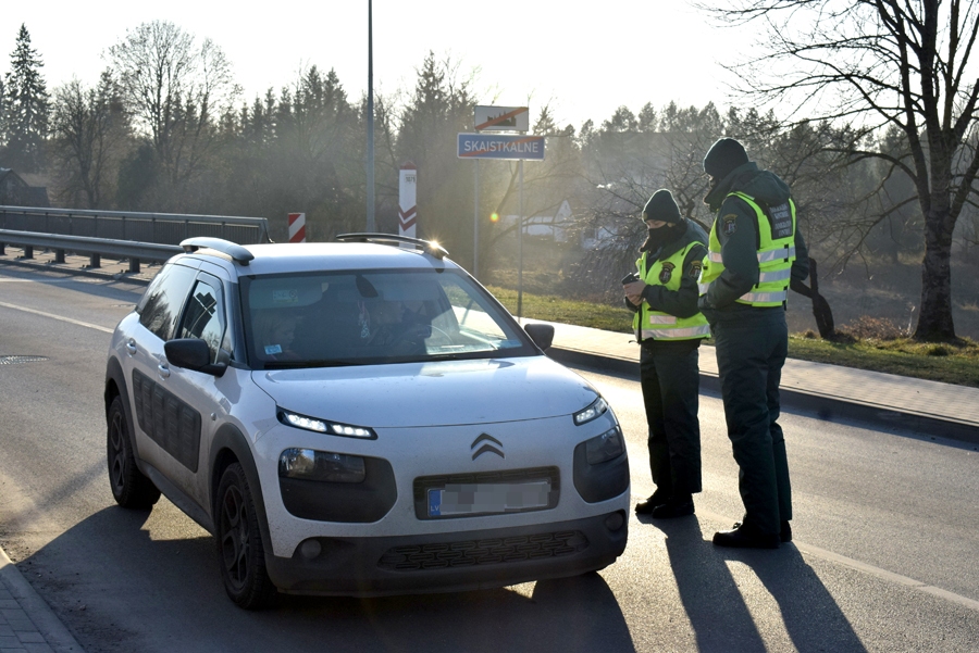 Valsts robežsardzes pārstāvji seržants Arvis Malta un kaprāle Jekaterina Maksimova vairākas dienas dežurēja Skaistkalnē, taču viņiem būs iespēja pārbaudīt ieceļotājus Latvijā arī Grenctālē un Meitenē, jo robežsargi no Ludzas pārvaldes mainīsies pa trim stacijām.
Autors: Žanna Zālīte