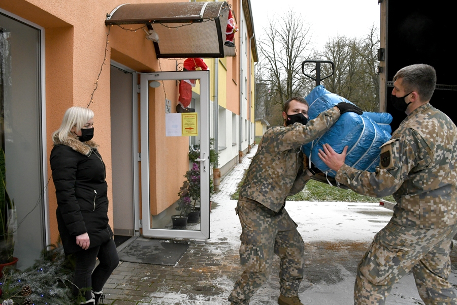 NBS Nodrošinājuma pavēlniecības karavīri Ričards Lipšāns (no kreisās) un Igors Kozičs nes humānās palīdzības pakas ar apģērbu Rundāles novada sociālajā dienestā Saulainē.
Autors: Ivars Bogdanovs