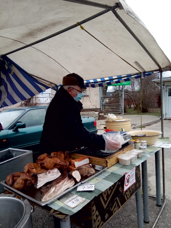 Svētdien Iecavas tirgū plašs piedāvājums bija gaļas produkcijai.
Autors: Anita Moora-Tropa