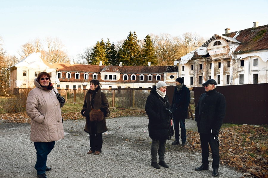 Kaucmindes muižas apsekošanā ieradušies Nacionālā kultūras mantojuma pārvaldes Zemgales reģionālās nodaļas vadītāja Elvīra Mantrova, inspektori Mārīte Putniņa, Atis Artmanis, sabiedrisko attiecību speciāliste Elvita Ruka un Rundāles novada domes priekšsēdētājs Aivars Okmanis.
Autors: Ivars Bogdanovs