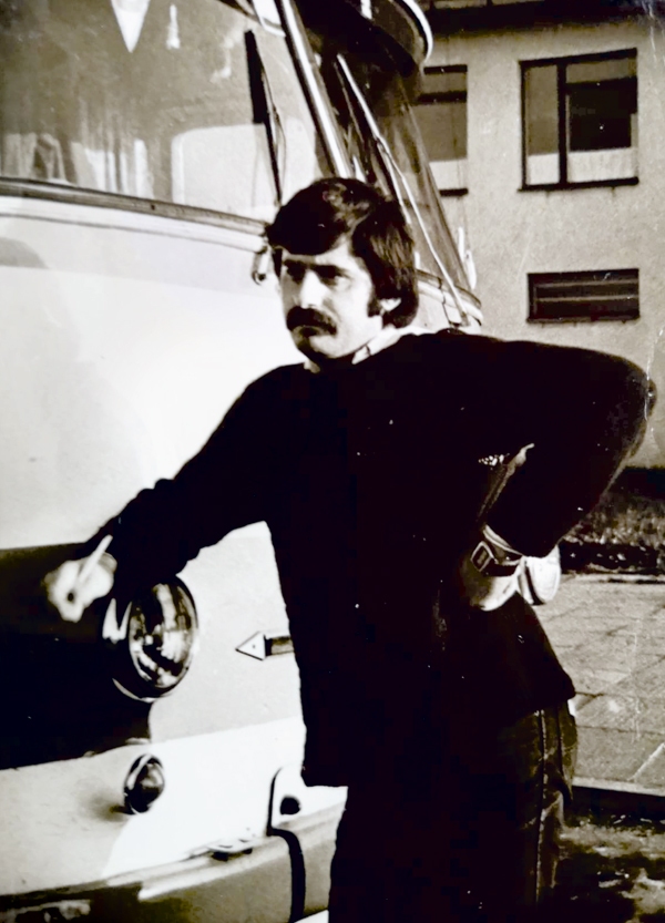 Vladimirs - kolhoza «Code» autobusa vadītājs ap 1983. gadu.
Autors: no V. Vasjukova personiskā albuma.