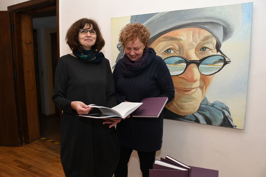 Grāmatas sastādītājas Inga Krolle (no kreisās) un Ilga Balode.
Autors: Ivars Bogdanovs