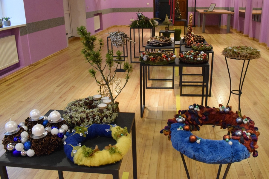 Izstādē eksponētie vainagi liecina par floristu izdomu. Priekšplānā (no labās) skatāmi Valentīnas Radziņas filca tehnikā veidotie darbi; tiem blakus (no kreisās) – Čelsijas Viktorijas Gerikas tradicionālā līmēšanas tehnikā darināts vainags.
Autors: Žanna Zālīte