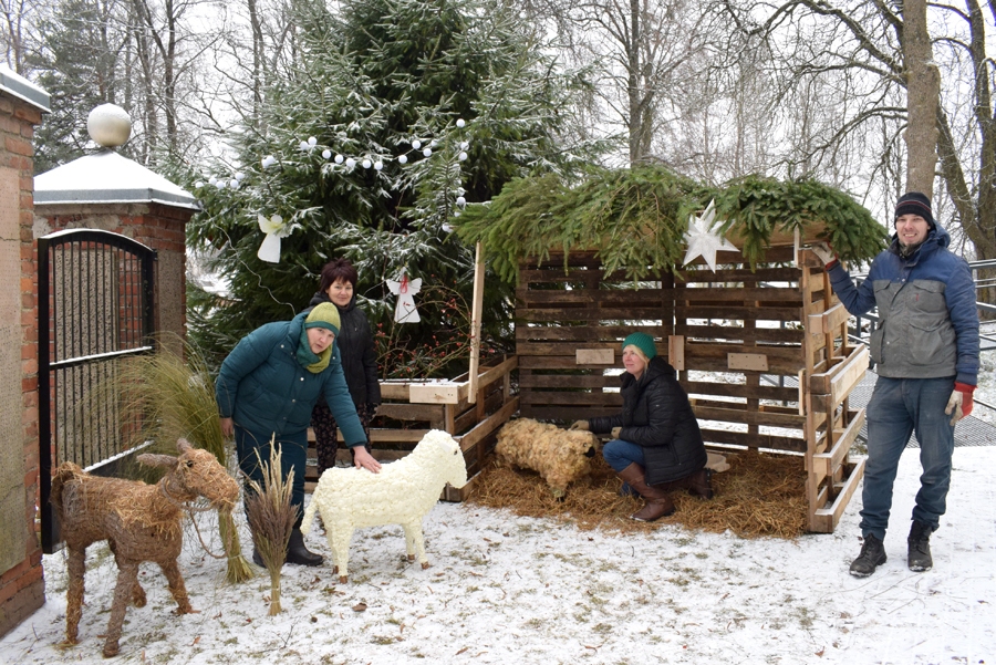 Bētlemes silītes ainas veidošanā katrs deva savu ieguldījumu. Par stilizēto kūtiņu un eksponētajiem tēliem priecājas Līga Lauriņa (no kreisās), Dita Starta, Ineta Kanna, Roberts Otomers.
Autors: Žanna Zālīte