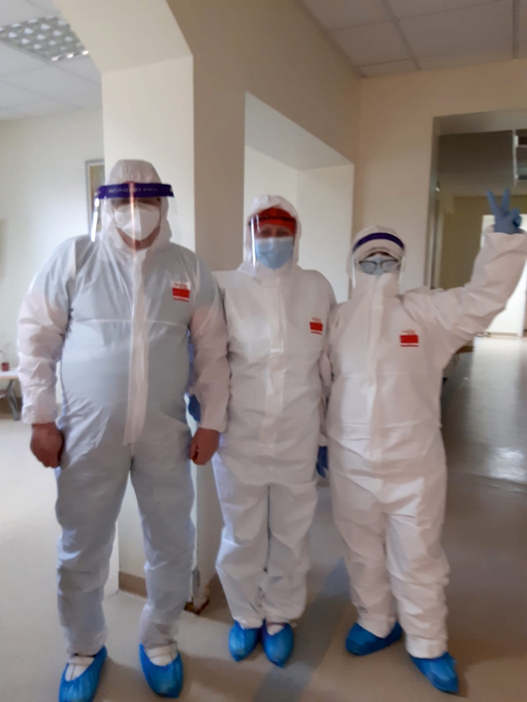 Bauskas slimnīcā mediķi – dakteris Andrejs Tarasjuks, māsu palīdze Iveta Ābele un nodaļas virsmāsa Iveta Kārkliņa – strādā specializētajos tērpos, te ir sarkanā zona, jo viņi aprūpē «Covid-19» pozitīvus pacientus.
Autors: no Bauskas slimnīcas arhīva.