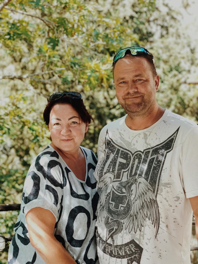 Bijušie Stelpes pagasta iedzīvotāji Kristīne Rulle kopā ar Agni Švarcbahu Kiprā.
Autors: no K. Rulles albuma.