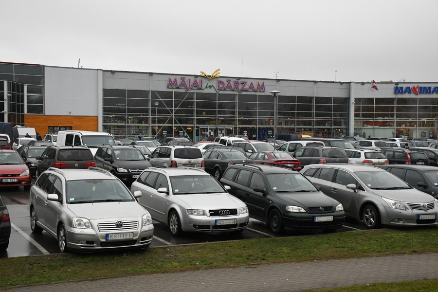 Automobiļi tirdzniecības centra «Rimi» stāvlaukumā.
Autors: Ivars Bogdanovs