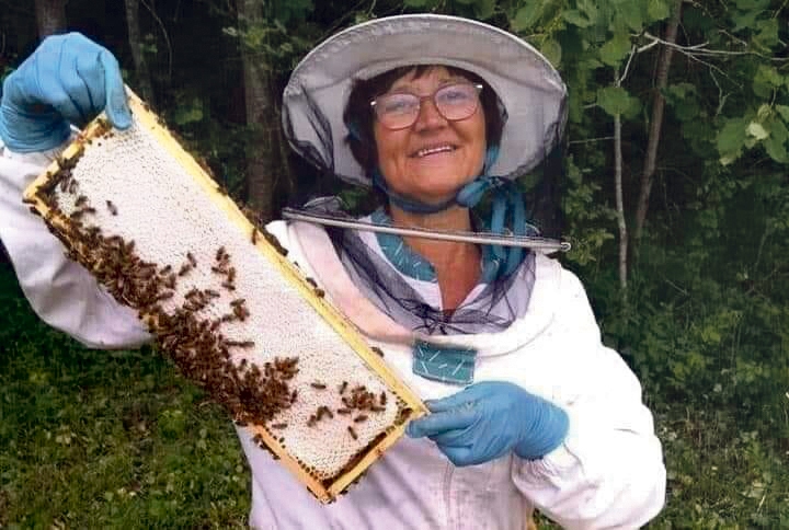 Anna Tiesnese kopā ar ģimeni rūpējas par 150 bišu saimēm.
Autors: no «Annas dravas» arhīva.