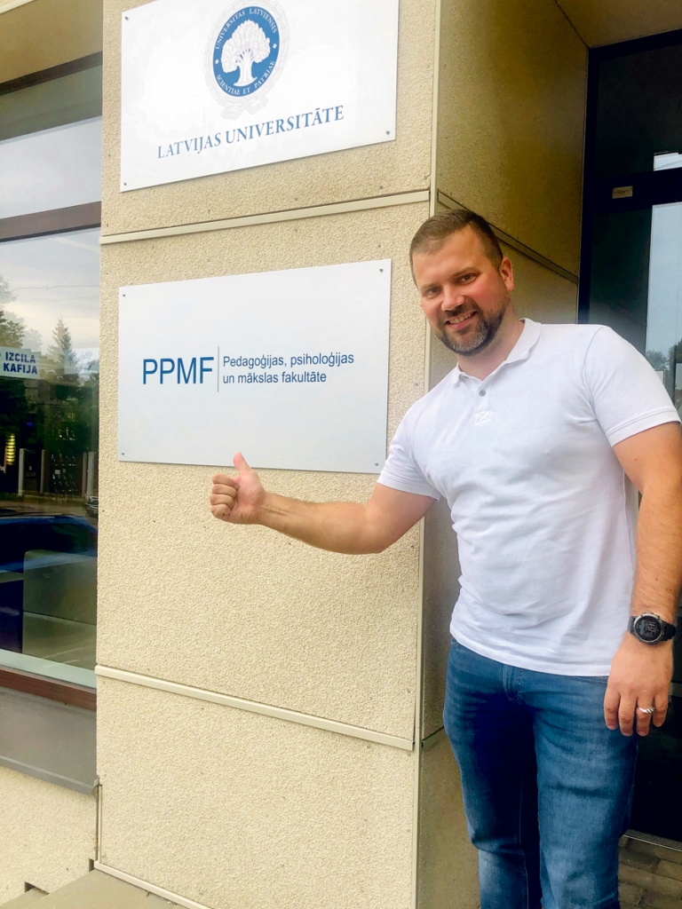 Kaspars Cimermanis pie Latvijas Universitātes fakultātes, kur viņš šogad studē.
Autors: no K. Cimermaņa personiskā arhīva.