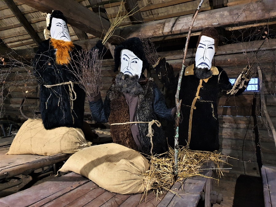 Dažas maskas skatāmas caur ēku logiem.
Autors: no Latvijas Etnogrāfiskā brīvdabas muzeja krājuma.