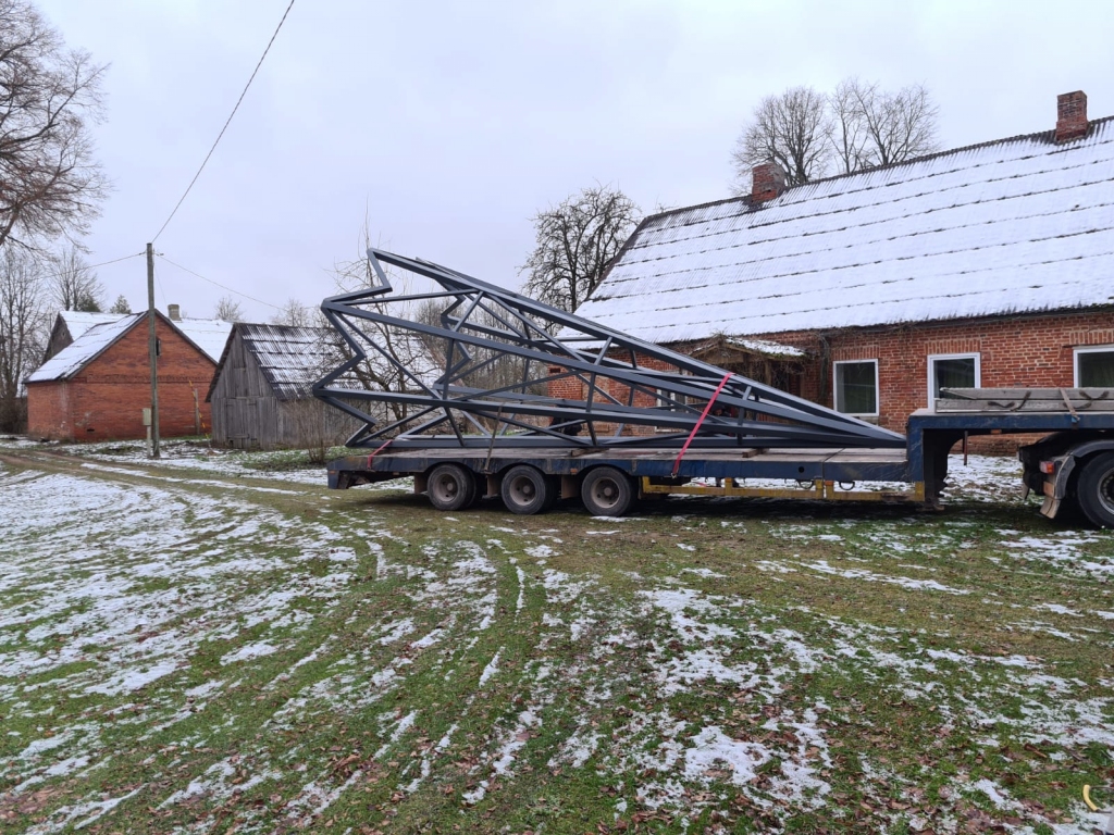 Ir tapusi torņa metāla konstrukcija, kas tiks apšūta ar skārdu un pēc pamatnes sagatavošanas tiks nostiprināta savā vietā.
Autors: no Budbergas Sv. Pāvila baznīcas draudzes arhīva.