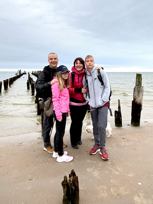 Lineju ģimene – (no kreisās) Rolands, Ance, Solveiga un Reinis.
Autors: no R. Lineja personiskā arhīva.