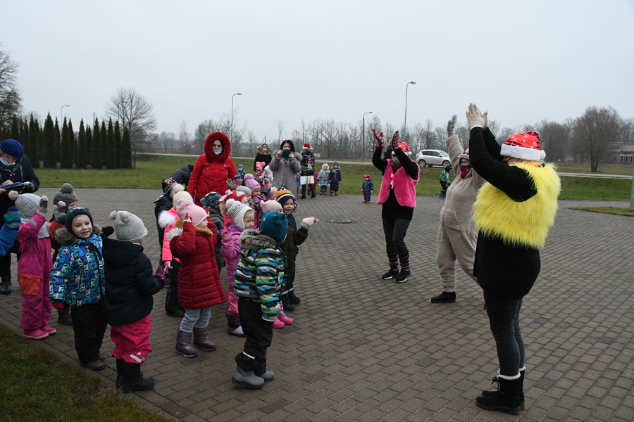 Dejas svaigā gaisā pie «Mārpuķītes» bērnudārza.
Autors: Ivars Bogdanovs