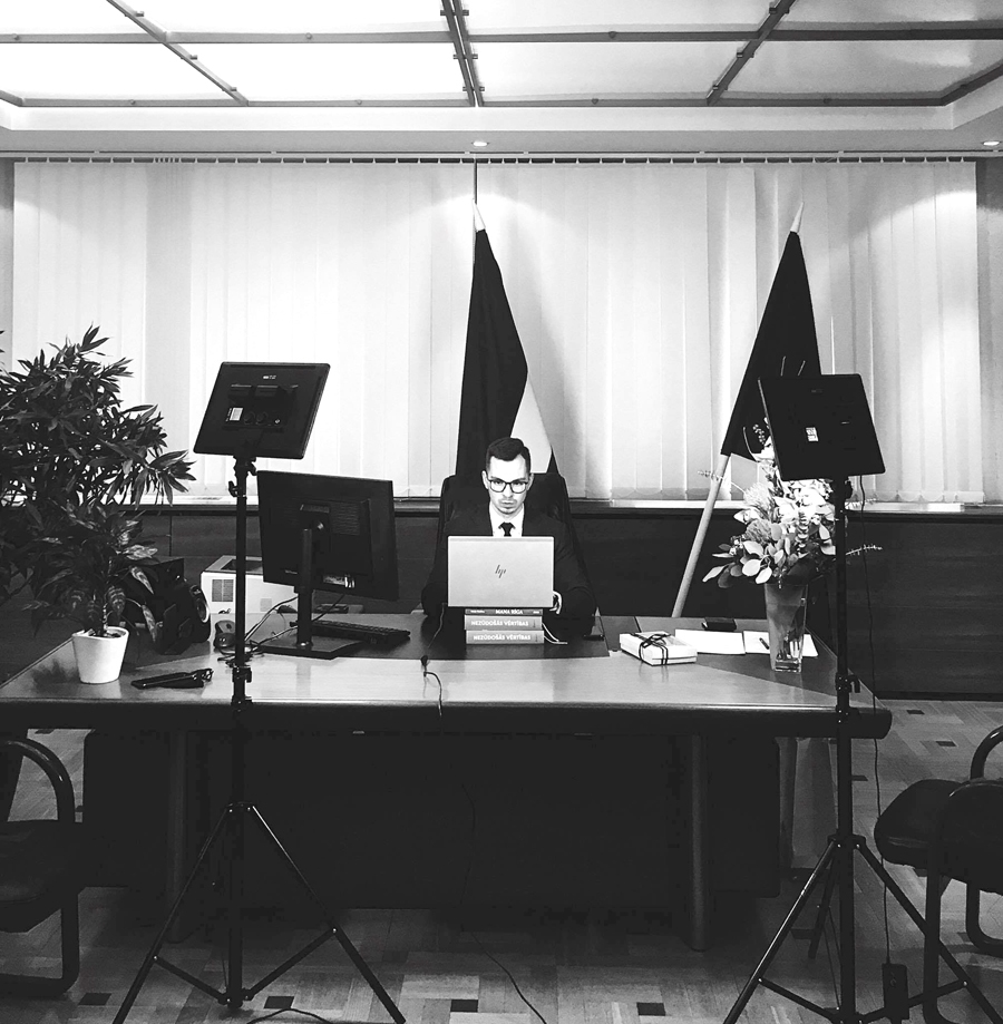 Darba procesā kabinetā. A. T. Plešs tiešsaistē valdības sēdē.
Autors: no personiskā arhīva.