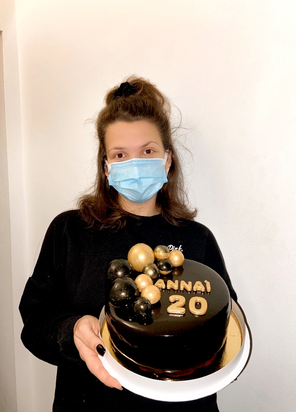 Anna Patrīcija Karele un viņas dzimšanas dienas torte izolācijā.
Autors: no personiskā arhīva.